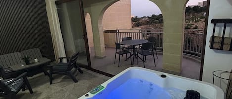 Departamento de lujo, vista a la alberca | Restaurante al aire libre
