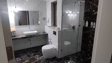 Luksusleilighet, bassengutsikt | Bad