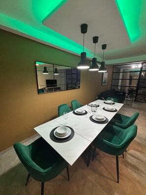 奢華公寓, 泳池景觀 | 用餐區