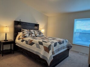 3 عدّة غرف نوم ومكواة/لوح كي وخدمة الإنترنت وملاءات أسرّة