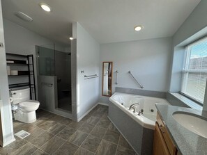 تجهيزات دش، حوض استحمام بنظام ضخ المياه، مجففات شعر، مناشف