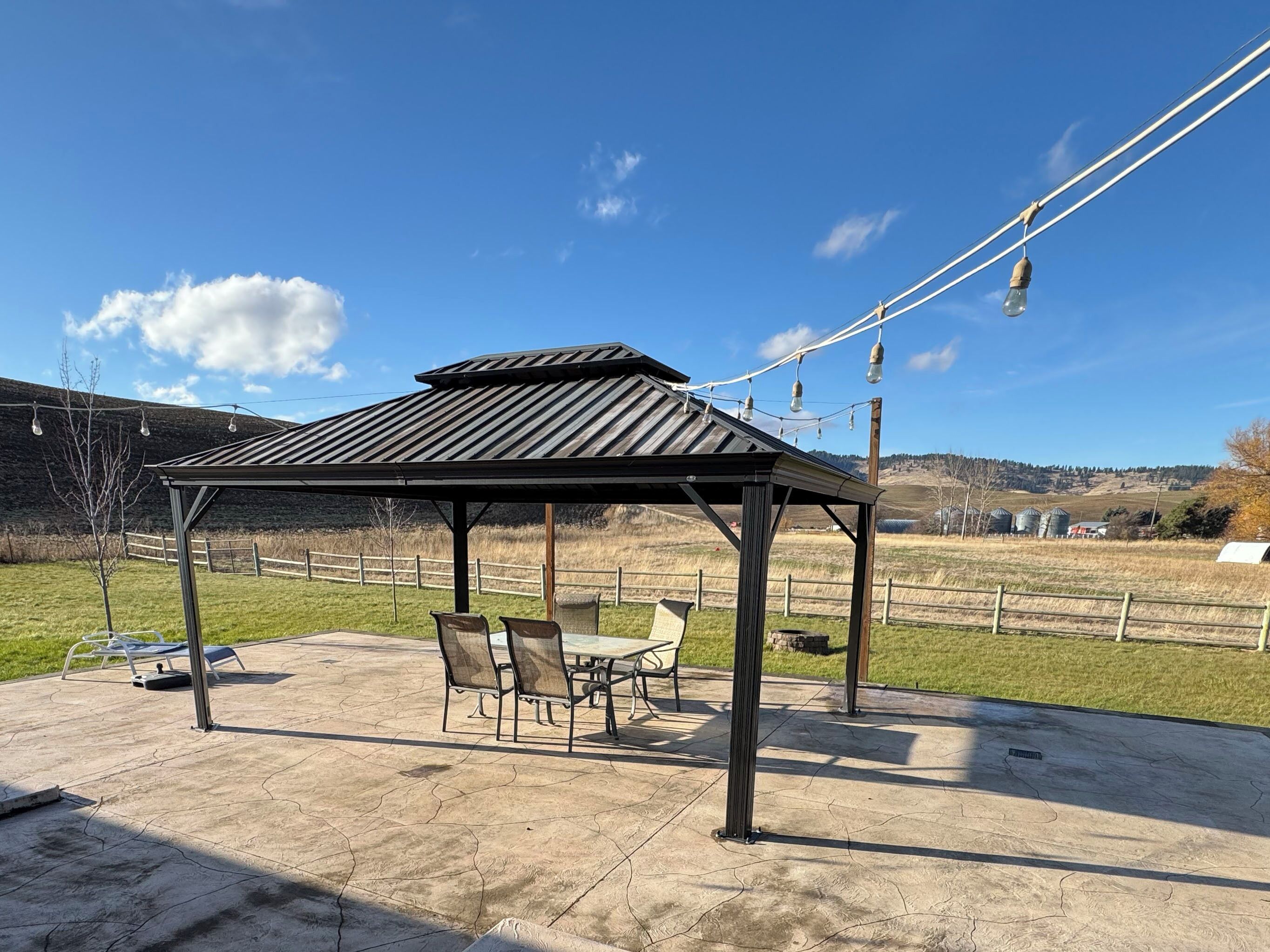 屋外ダイニングエリア