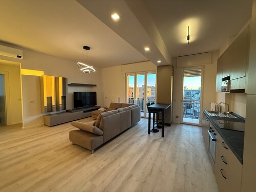 [Modern & Chic] 3 Bedrooms, 2 Baths + Balcony