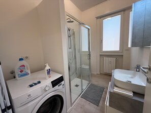 Hårtørrer, håndklæder, Sæbe, Toiletpapir