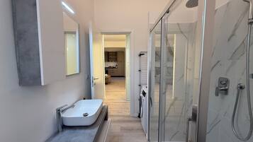 Een haardroger, handdoeken, zeep, toiletpapier