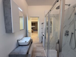 Een haardroger, handdoeken, zeep, toiletpapier