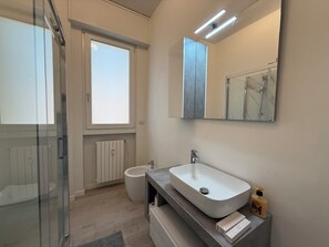 ヘアドライヤー、タオル、石鹸、トイレットペーパー