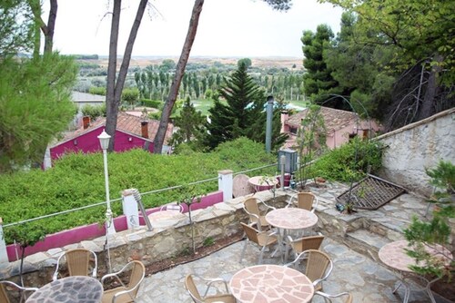 Spacious Rural House for 20 People in Alhama de Aragon