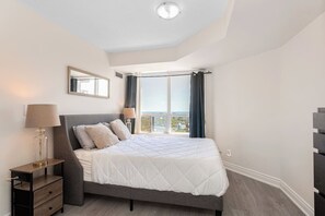 WiFi - Stylish 2BR Retreat Steps to SQ1 | Prime Location (Mississauga)