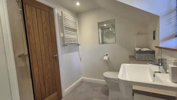 Sèche-cheveux, serviettes fournies, savon, shampoing