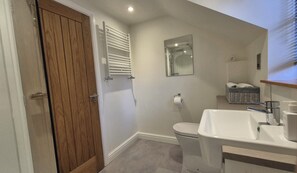 Sèche-cheveux, serviettes fournies, savon, shampoing