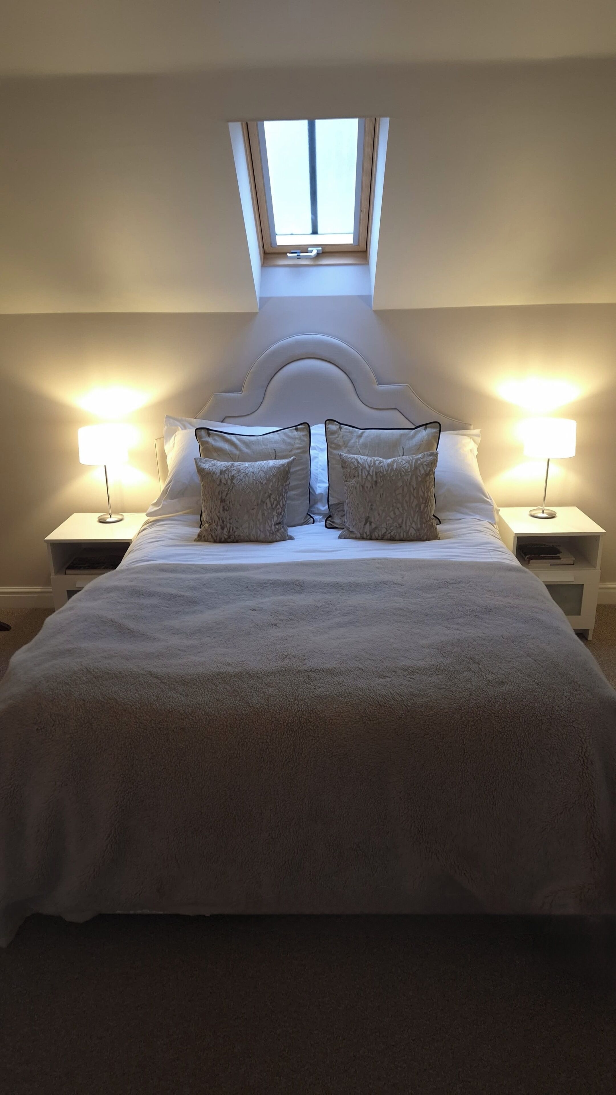 1 soverom, skrivebord, strykejern/-brett og reiseseng for barn