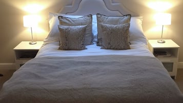 1 sovrum, skrivbord, strykjÀrn/strykbrÀda och resesÀng