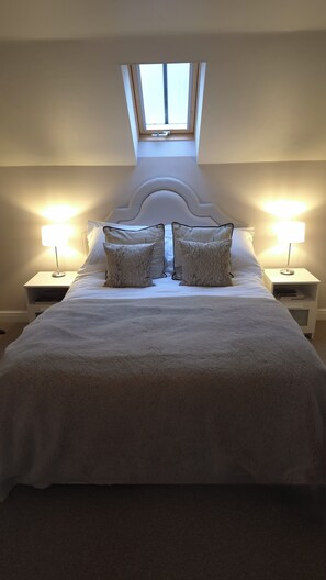 1 bedroom, desk, iron/ironing board, travel cot - Coach House in the Park, a tranquil haven, 10 mins’ walk from city. Free parking (Nottingham)