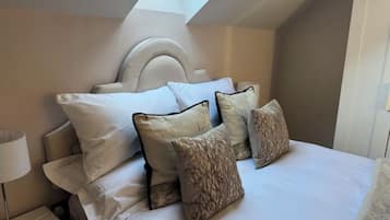 2 chambres, bureau, fer et planche à repasser, lit parapluie