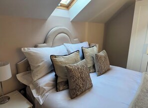 2 chambres, bureau, fer et planche à repasser, lit parapluie