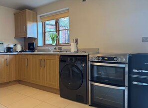 Fridge, microwave, oven, stovetop - Coach House in the Park, a tranquil haven, 10 mins’ walk from city. Free parking (Nottingham)