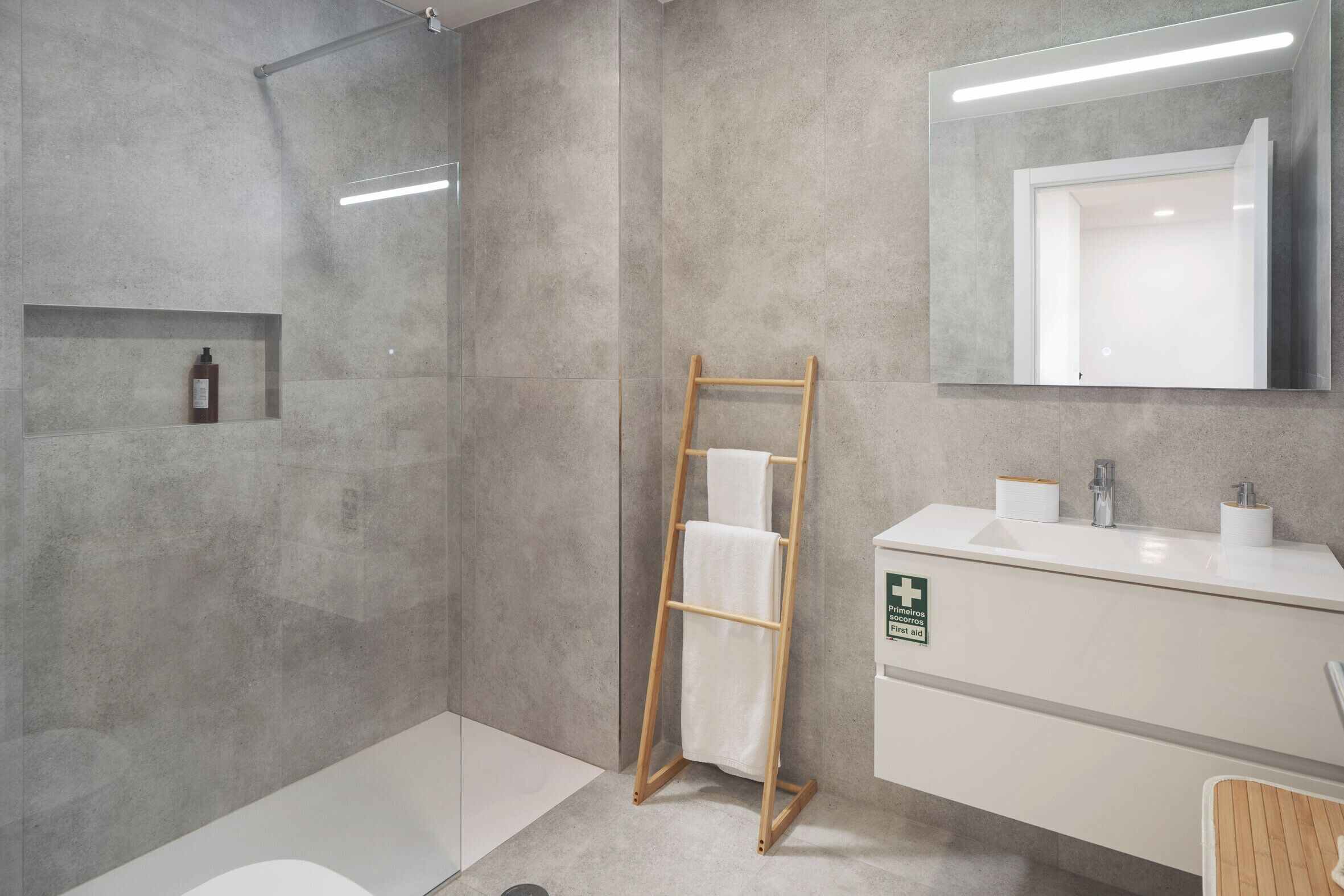 Douche, sèche-cheveux, serviettes fournies