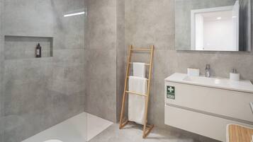 Douche, sĂšche-cheveux, serviettes fournies