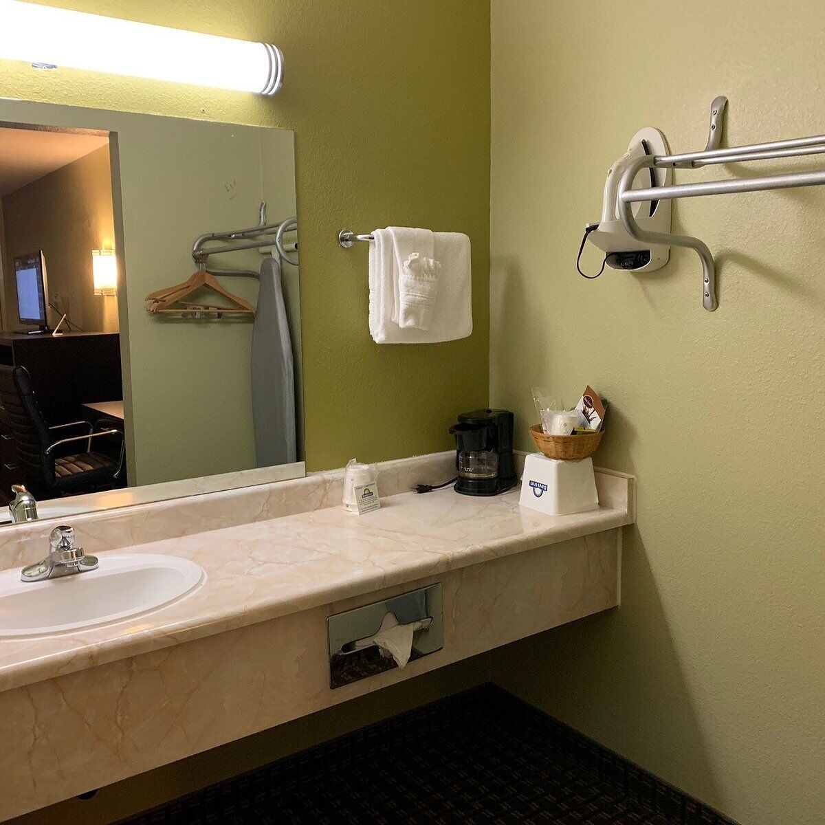 Sèche-cheveux, serviettes fournies, savon, papier toilette