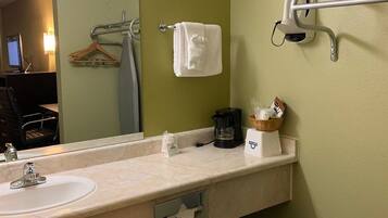 SĂšche-cheveux, serviettes fournies, savon, papier toilette