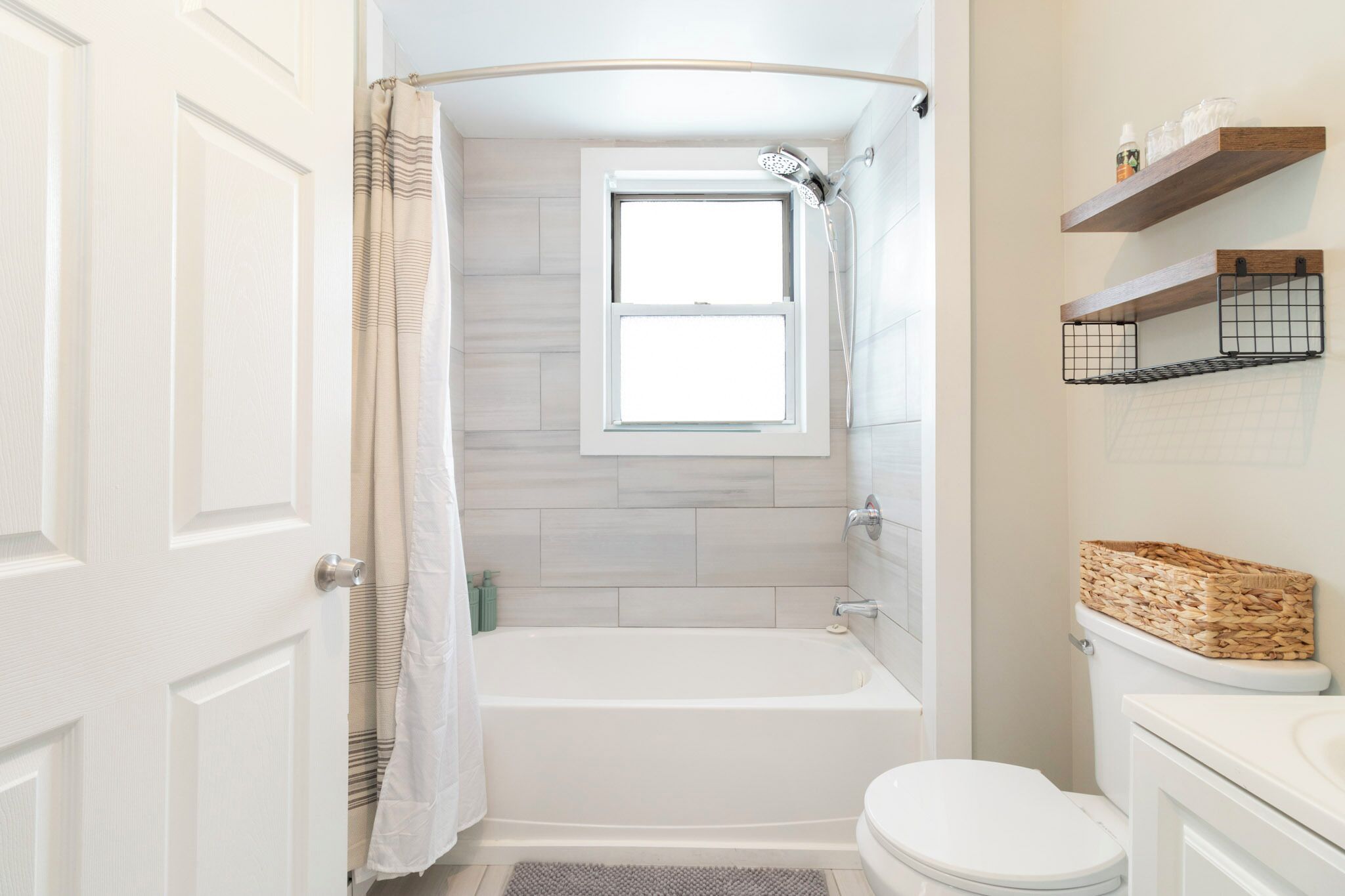 Secador de pelo, toallas, jabón, papel higiénico