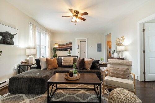 Stylish Groton Getaway • Updated 2BR close to Navy Base-Casinos-Mystic & more!