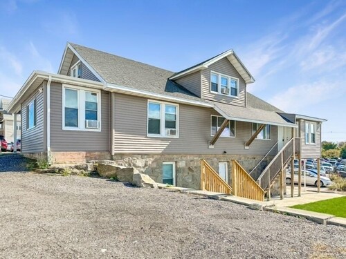 Stylish Groton Getaway • Updated 2BR close to Navy Base-Casinos-Mystic & more!