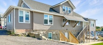 Stylish Groton Getaway • Updated 2BR close to Navy Base-Casinos-Mystic & more!