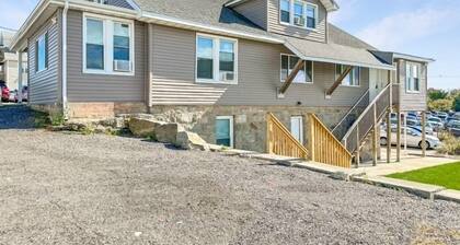 Stylish Groton Getaway • Updated 2BR close to Navy Base-Casinos-Mystic & more!