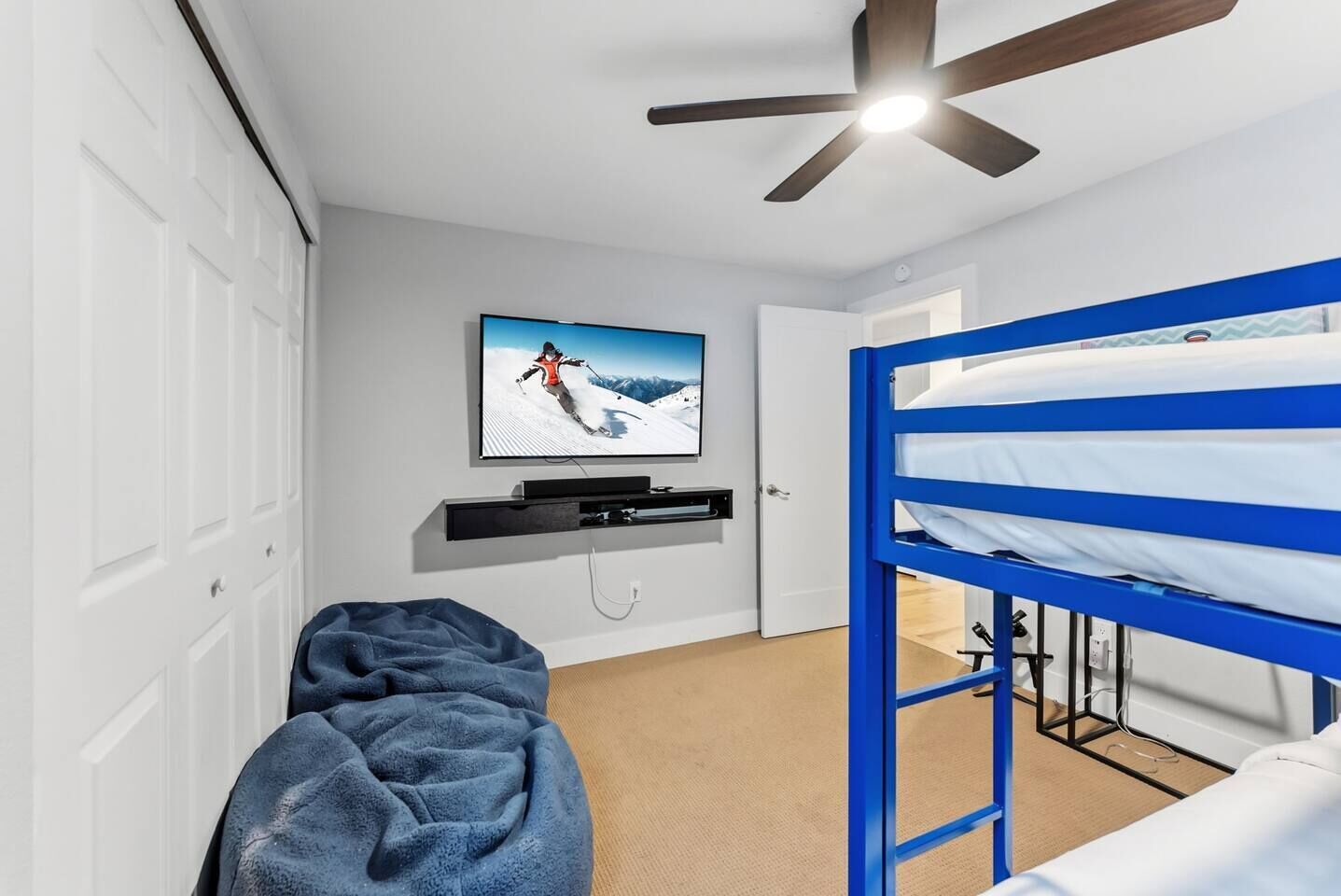 Skrivebord, strykejern/-brett, wi-fi og sengetøy