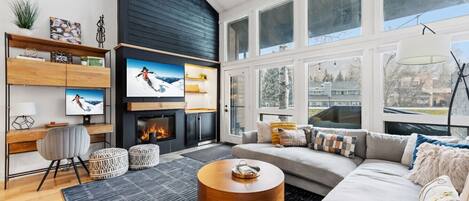 Télévision, cheminée, chaîne hi-fi