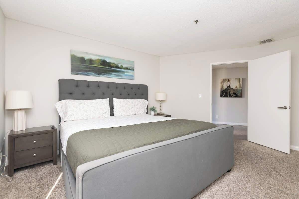 2 多间卧室、熨斗/熨衣板、WiFi、床单