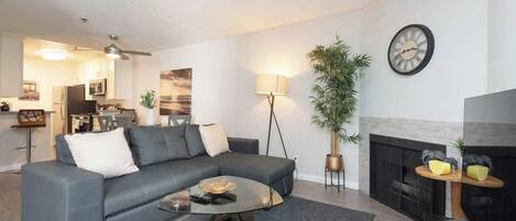 Een televisie en een kantoor