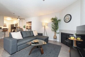 TV, offices - Stylish Hollywood 2BR apt with Rooftop Pool (Los Angeles)