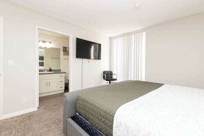 2 bedrooms, iron/ironing board, WiFi, bed sheets - Stylish Hollywood 2BR apt with Rooftop Pool (Los Angeles)