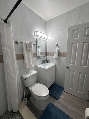 Toallas, jabón, papel de baño 