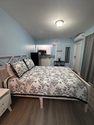 Cozy room close to everything 5min to the airport