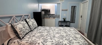 Cozy room close to everything 5min to the airport