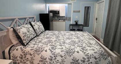 Cozy room close to everything 5min to the airport