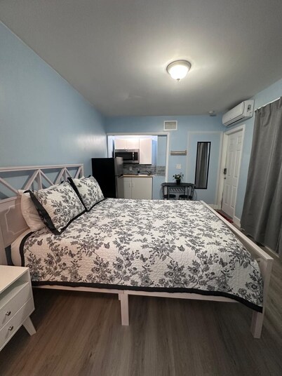 Cozy room close to everything 5min to the airport