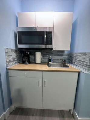 Refrigerador, microondas, parrilla de estufa y cafetera y tetera 