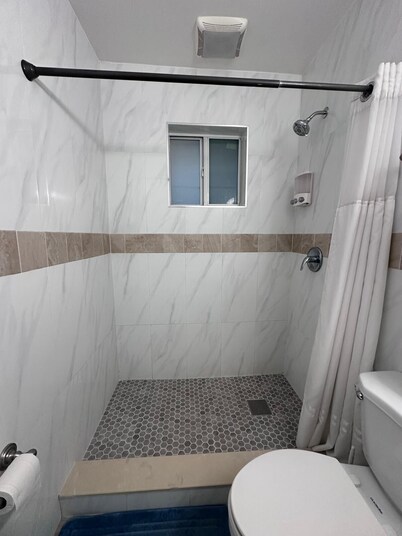 Cozy room close to everything 5min to the airport