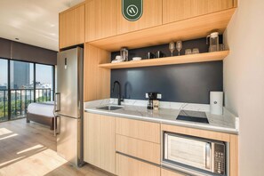 Kühlschrank, Mikrowelle, Herdplatte, Wasserkocher mit Kaffee-/Teezubehör