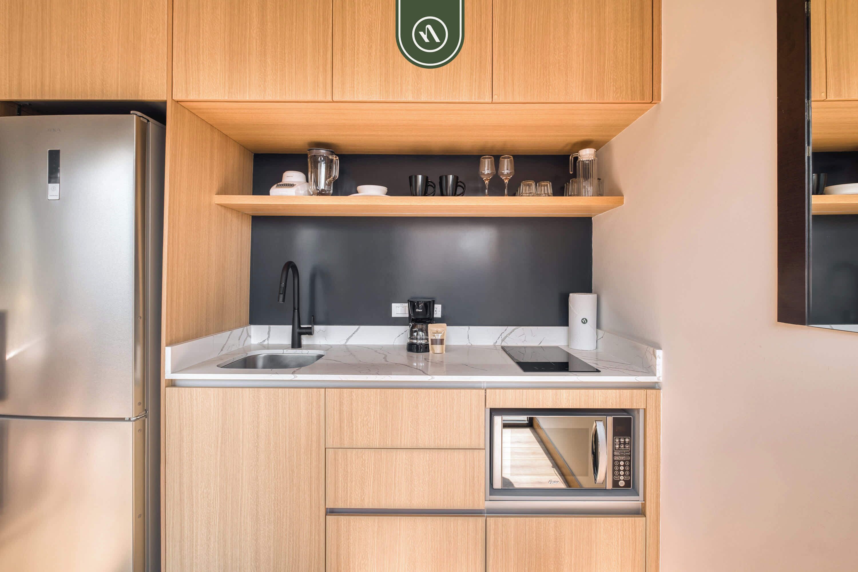 Frigorifero, microonde, piano cottura, macchina per tè/caffè