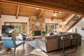 TV, fireplace, ping pong - Oak & Vine Forestville, by Vinifera Homes (Forestville)