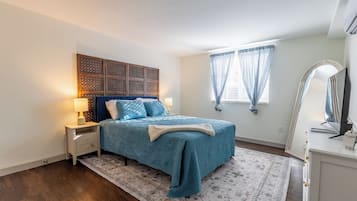 1 habitación, tabla de planchar con plancha y cuna de viaje