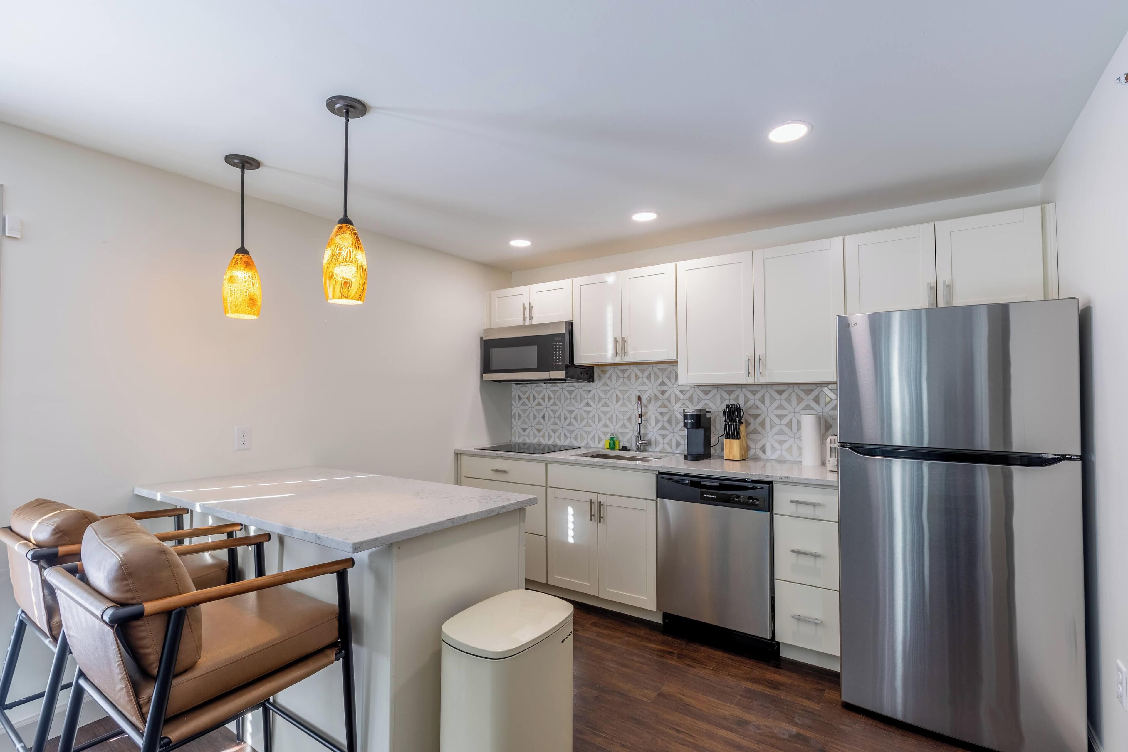 Réfrigérateur, micro-ondes, plaque de cuisson, cafetière/bouilloire