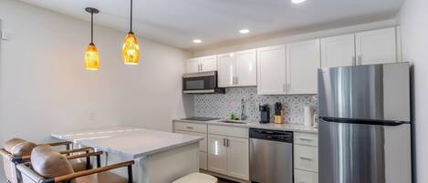 Réfrigérateur, micro-ondes, plaque de cuisson, cafetière/bouilloire