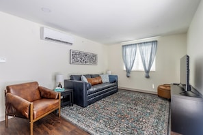 Smart TV, books - Monon Lofts Luxury Garden Suite (Indianapolis)